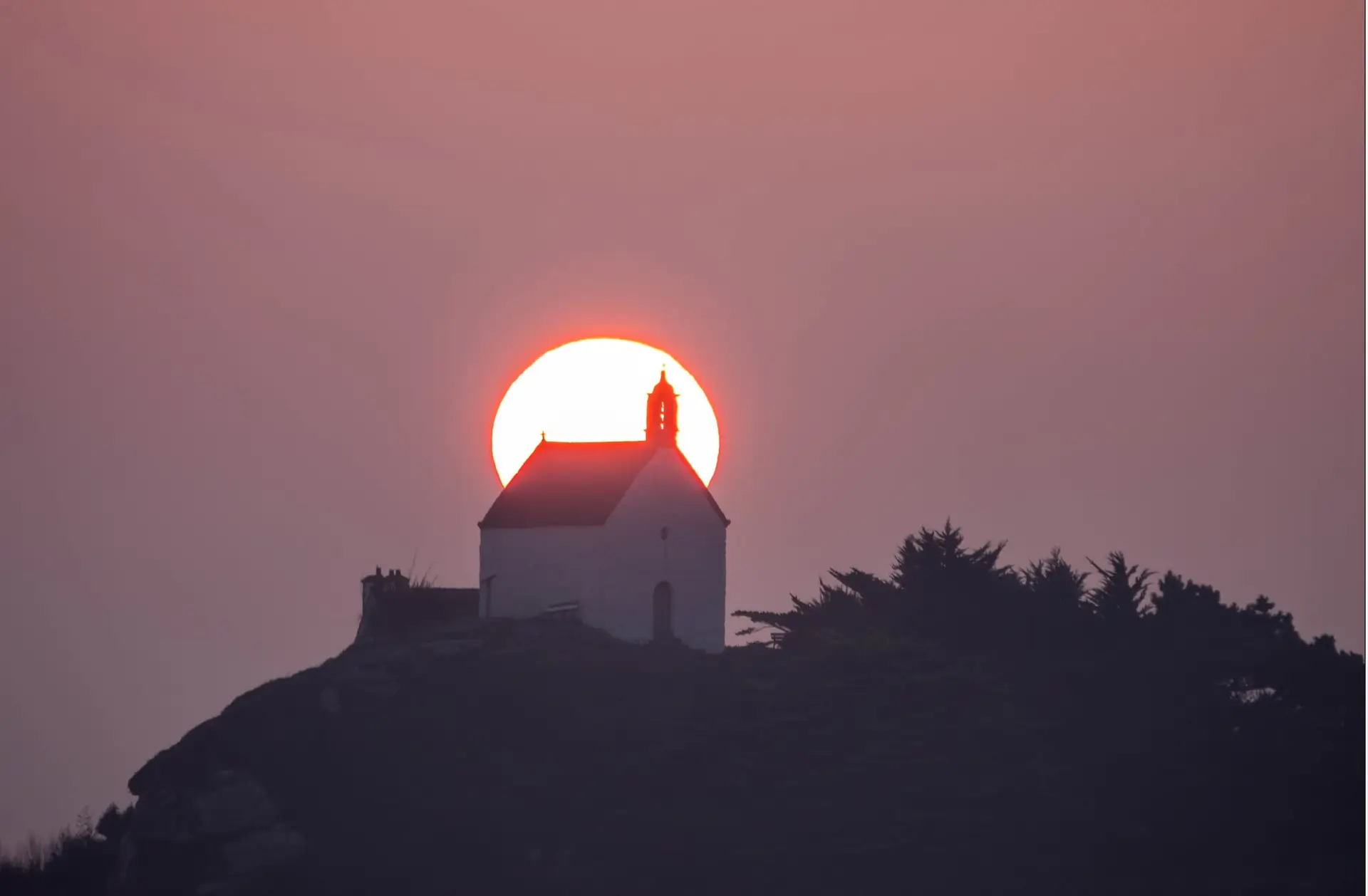 Le soleil matinal en haut de la chapelle Ste Barbe a Roscoff