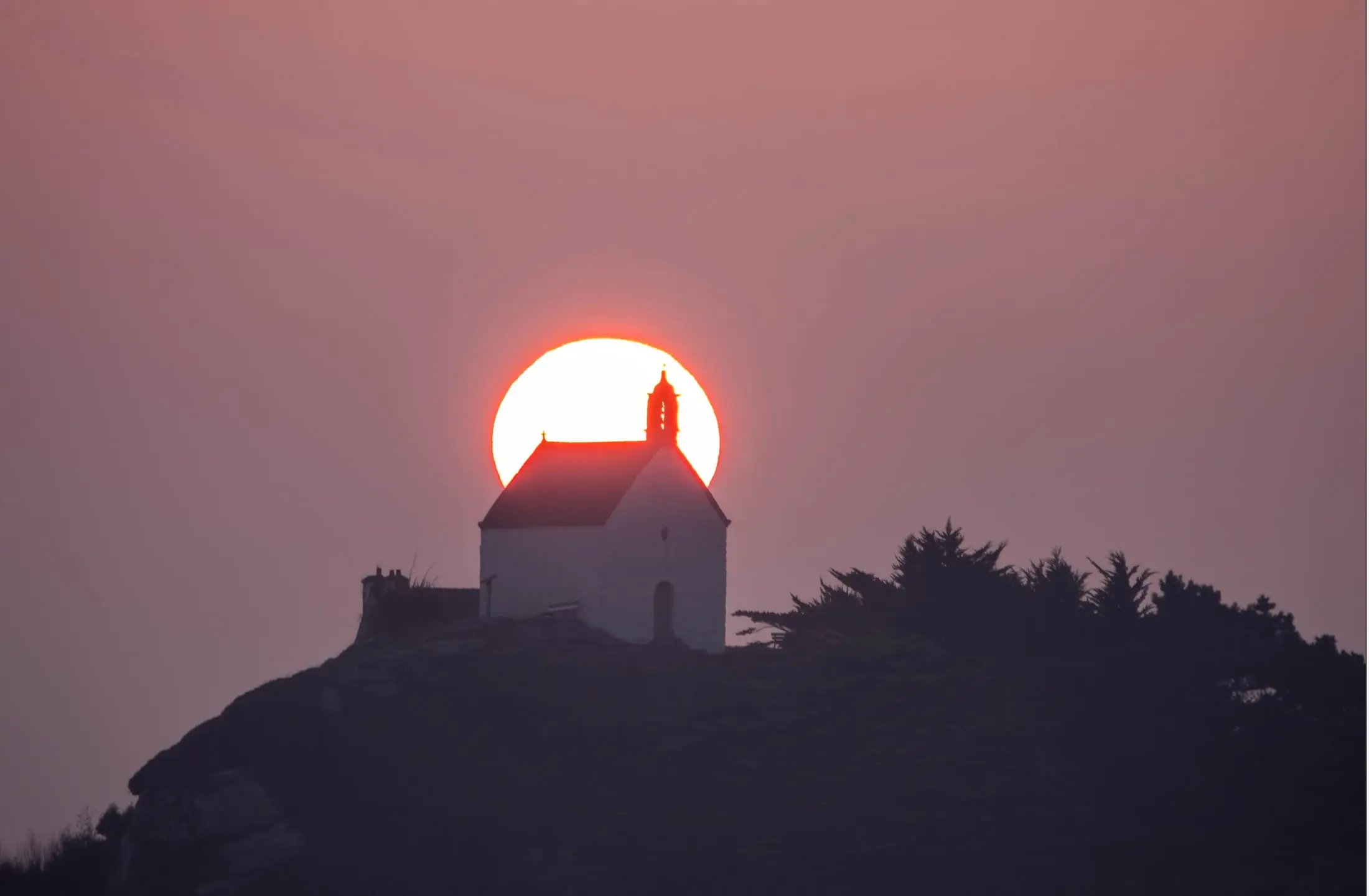 Le soleil matinal en haut de la chapelle Ste Barbe a Roscoff