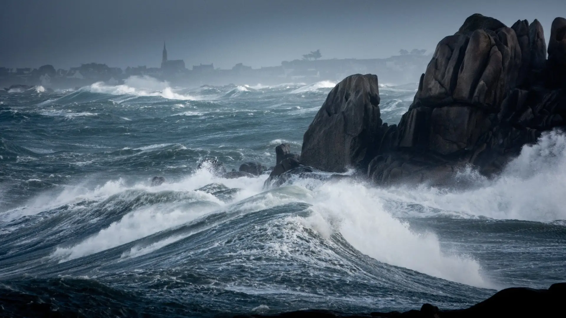 Vagues entre les rochers